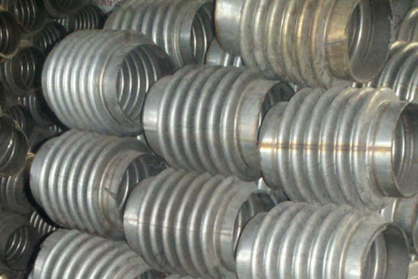 波纹管管坯对调节对管系起着重要的作用